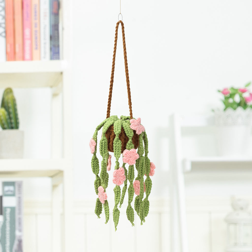 Crochet à la main suspendu Pot ornement avec des feuilles vertes trailing et des fleurs roses jamais