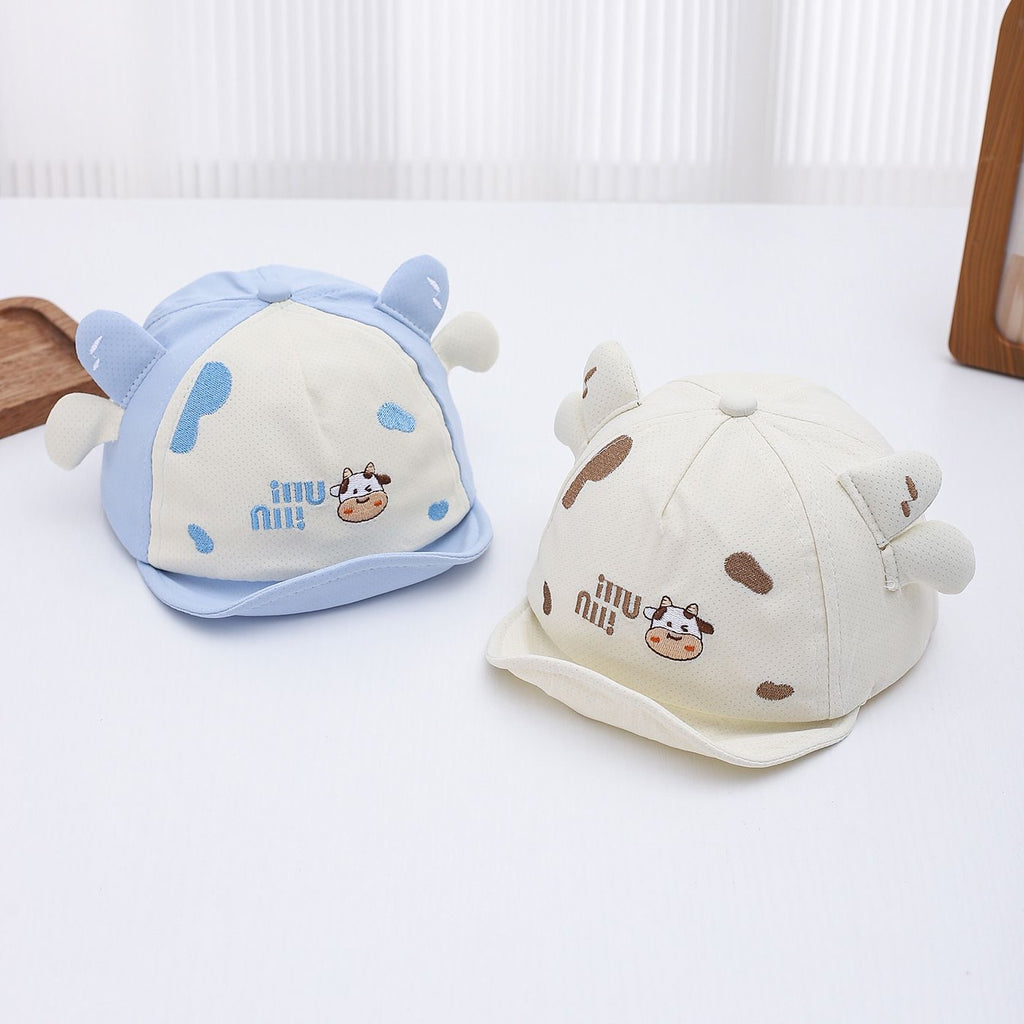 Chapeau d'été pour enfants en forme de vache avec un brim. Ce chapeau mignon et occasionnel de baseball pour