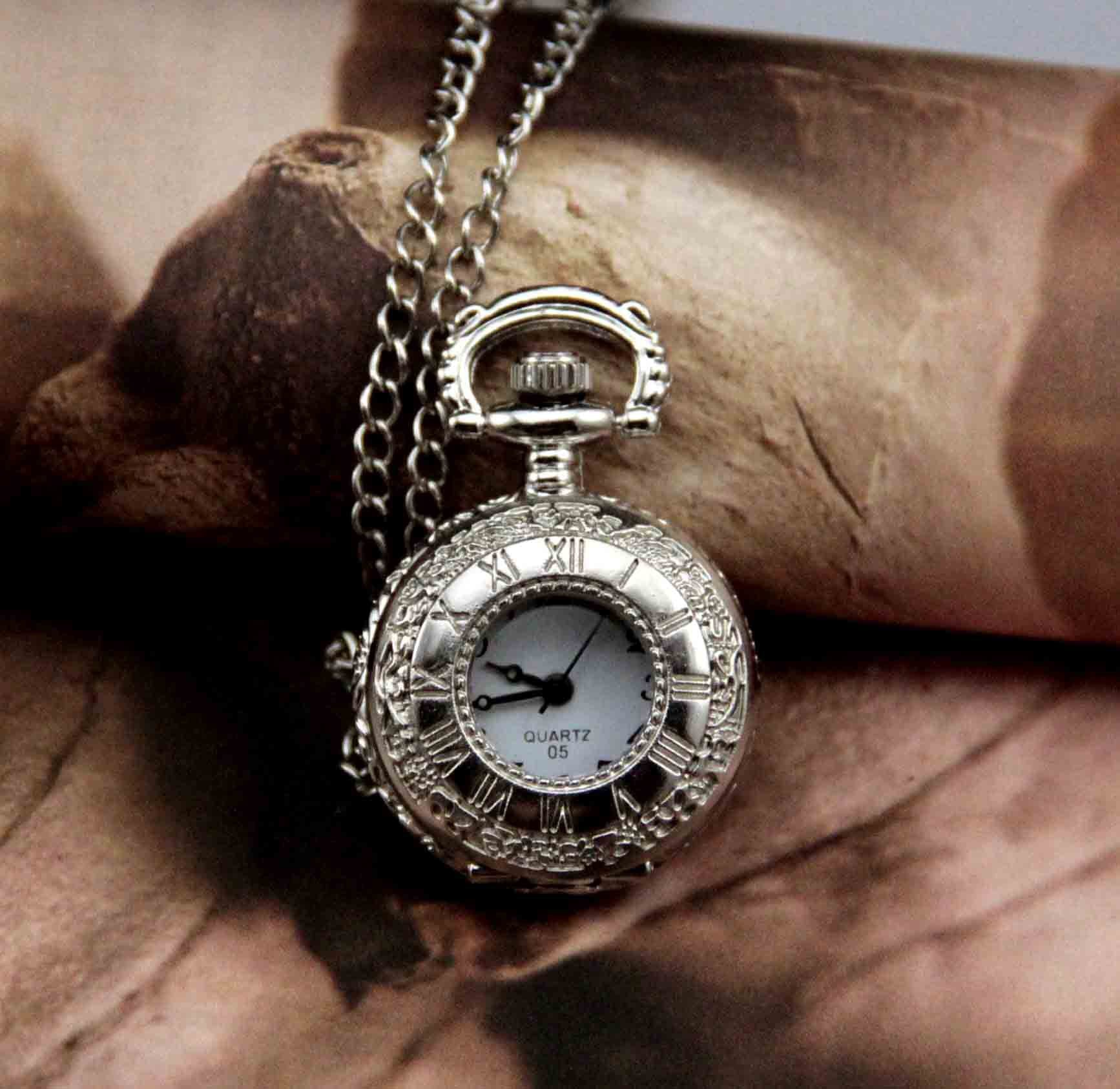Montres de poche créative Collier Argent Roman numérique petite montre de poche