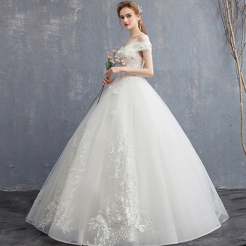 La mariée à une épaule était mince