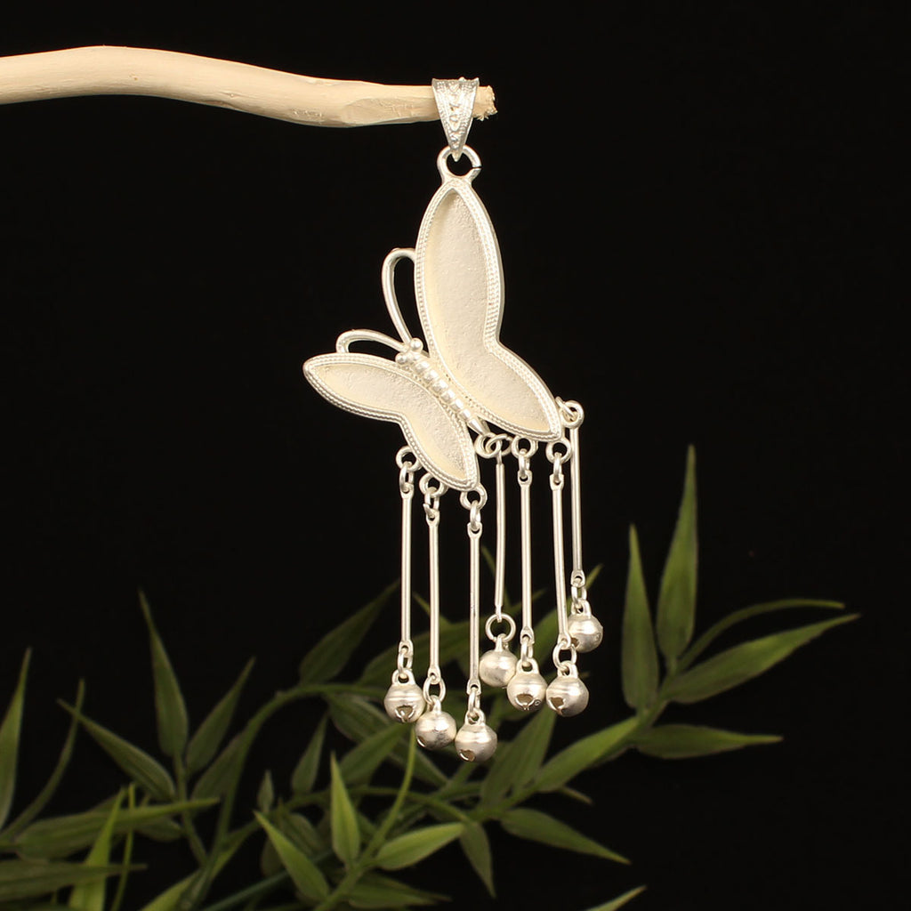 Pendentif papillon incrusté avec une cloche