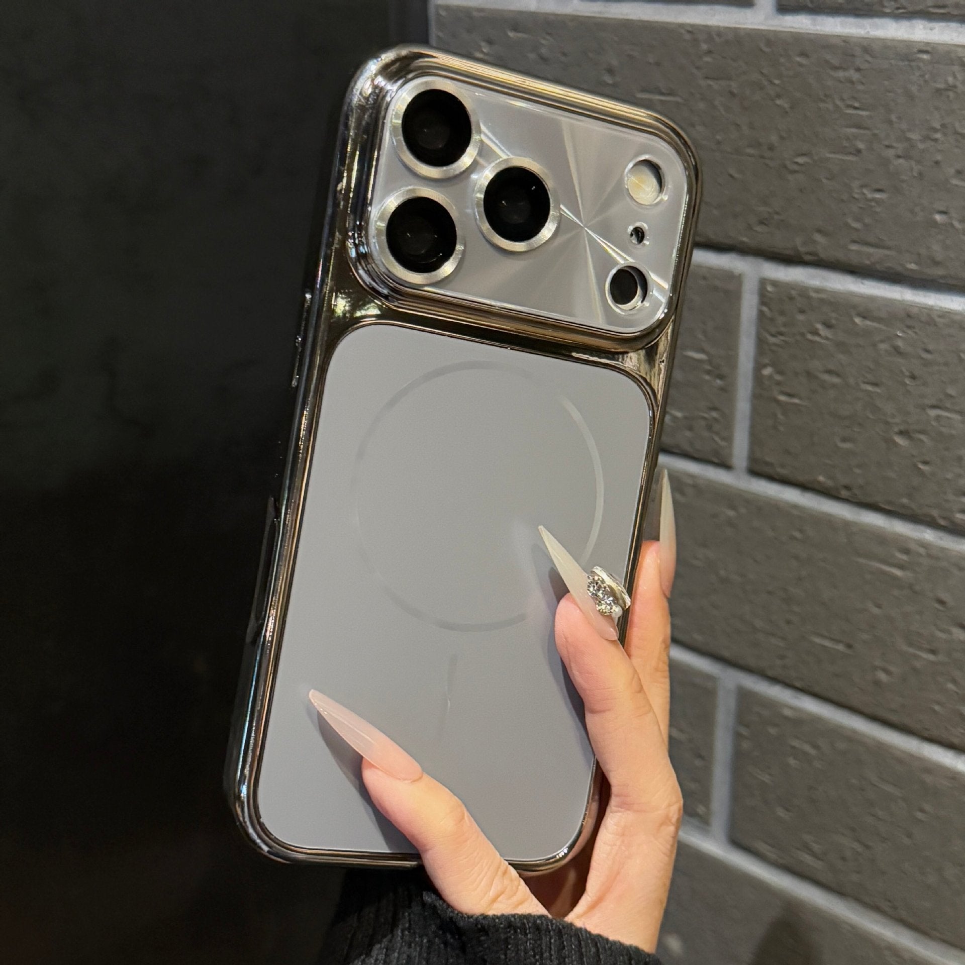 Cas téléphonique avec un protège-objectif intégré