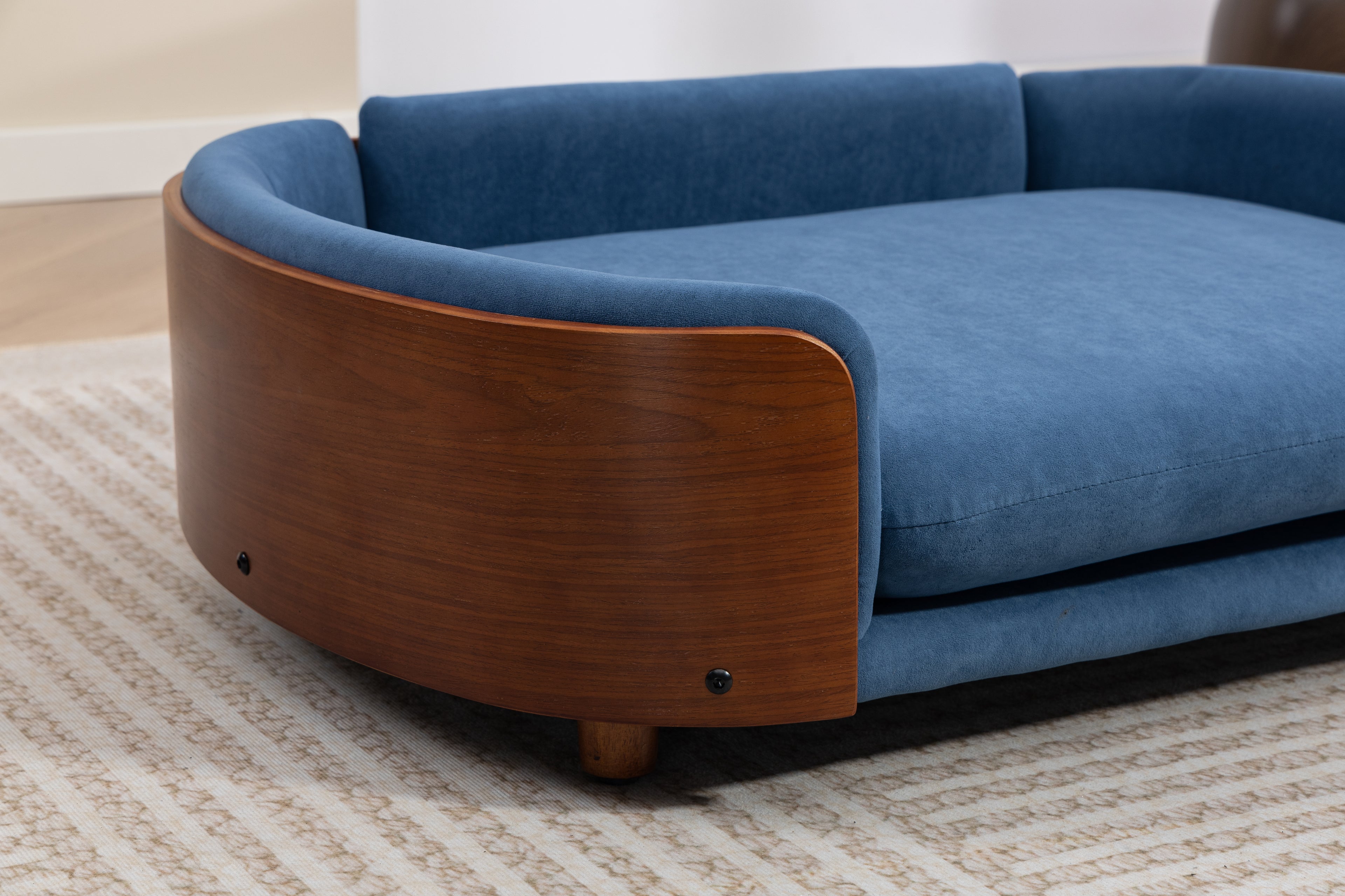 Style scandinave Lit de chien élevé Sofa Pet avec pieds en bois massif et noyer Bent Wood Bac