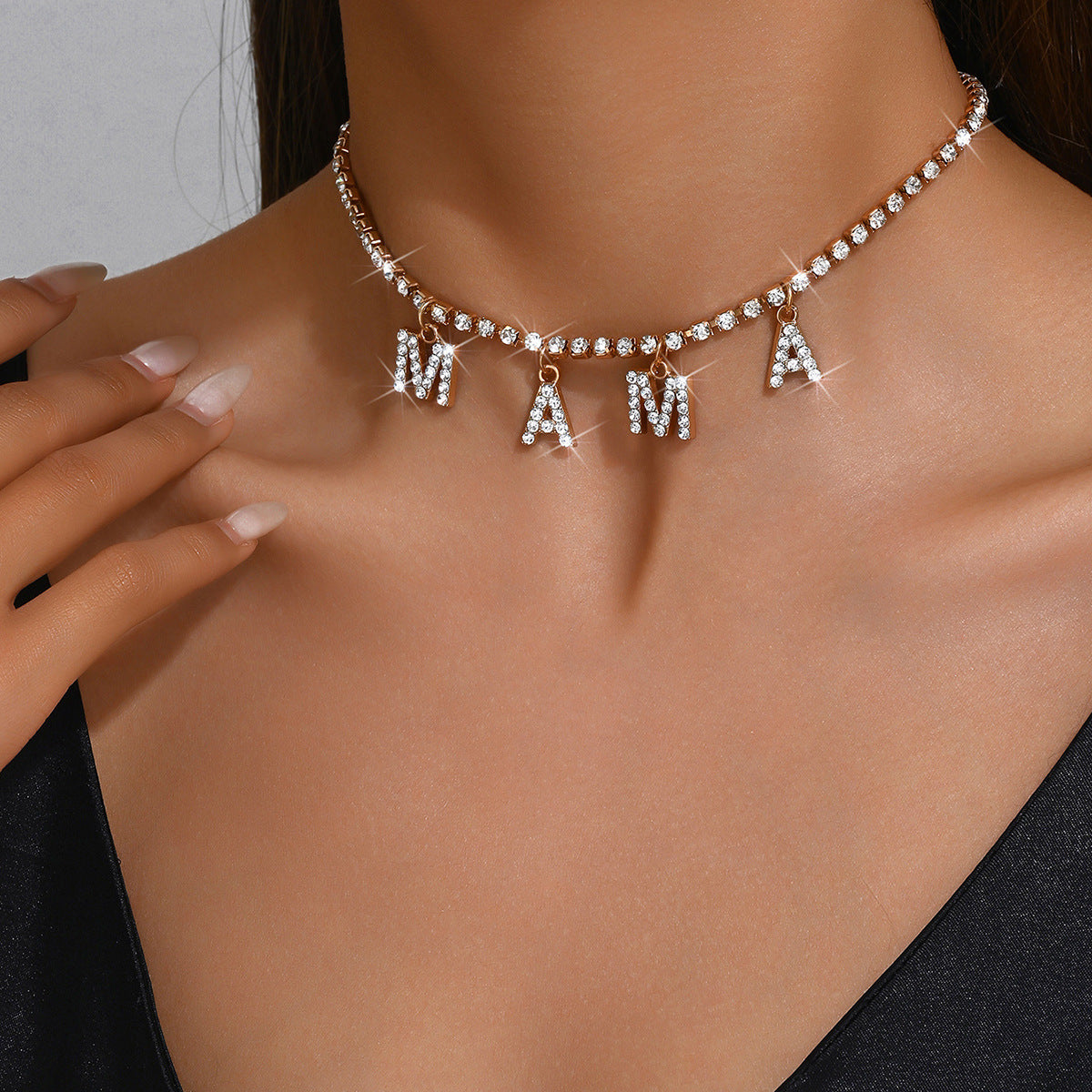 Fashionable Gold-Plade Diamond-Ecrusted Lettre Mama pendentif chaîne de clavicule simple Versat