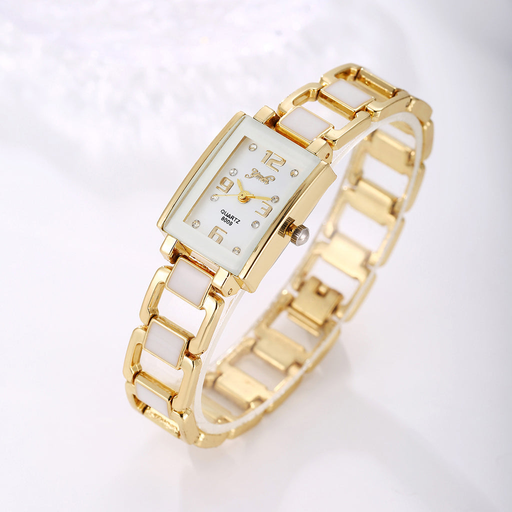 Femmes bracelet montre avec un cas carré incrusté de diamants