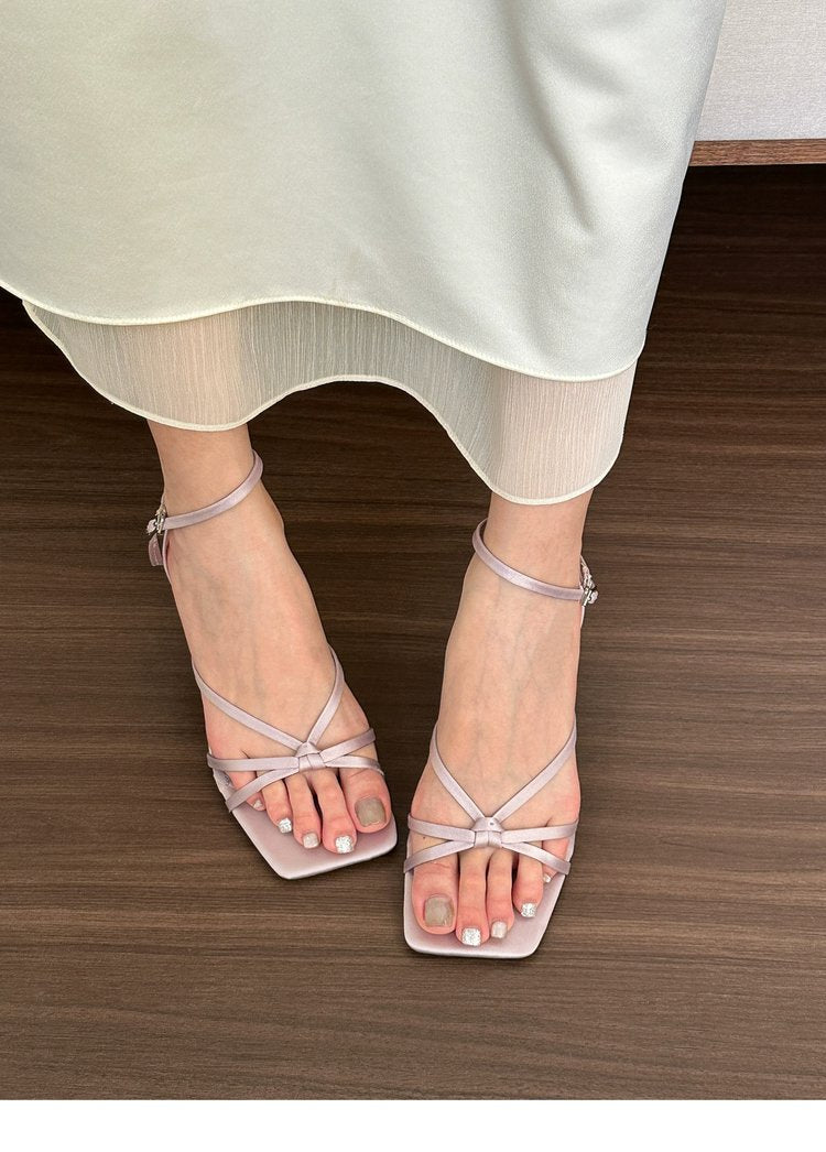 Sandales élégantes à talons hauts avec une seule boucle