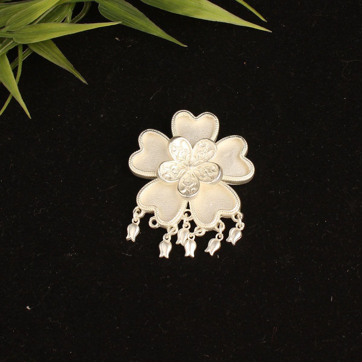 Pendentif papillon incrusté avec une cloche