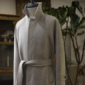 Manteau de laine de longueur moyenne pour hommes avec boutons de corne Et un collier de lapel