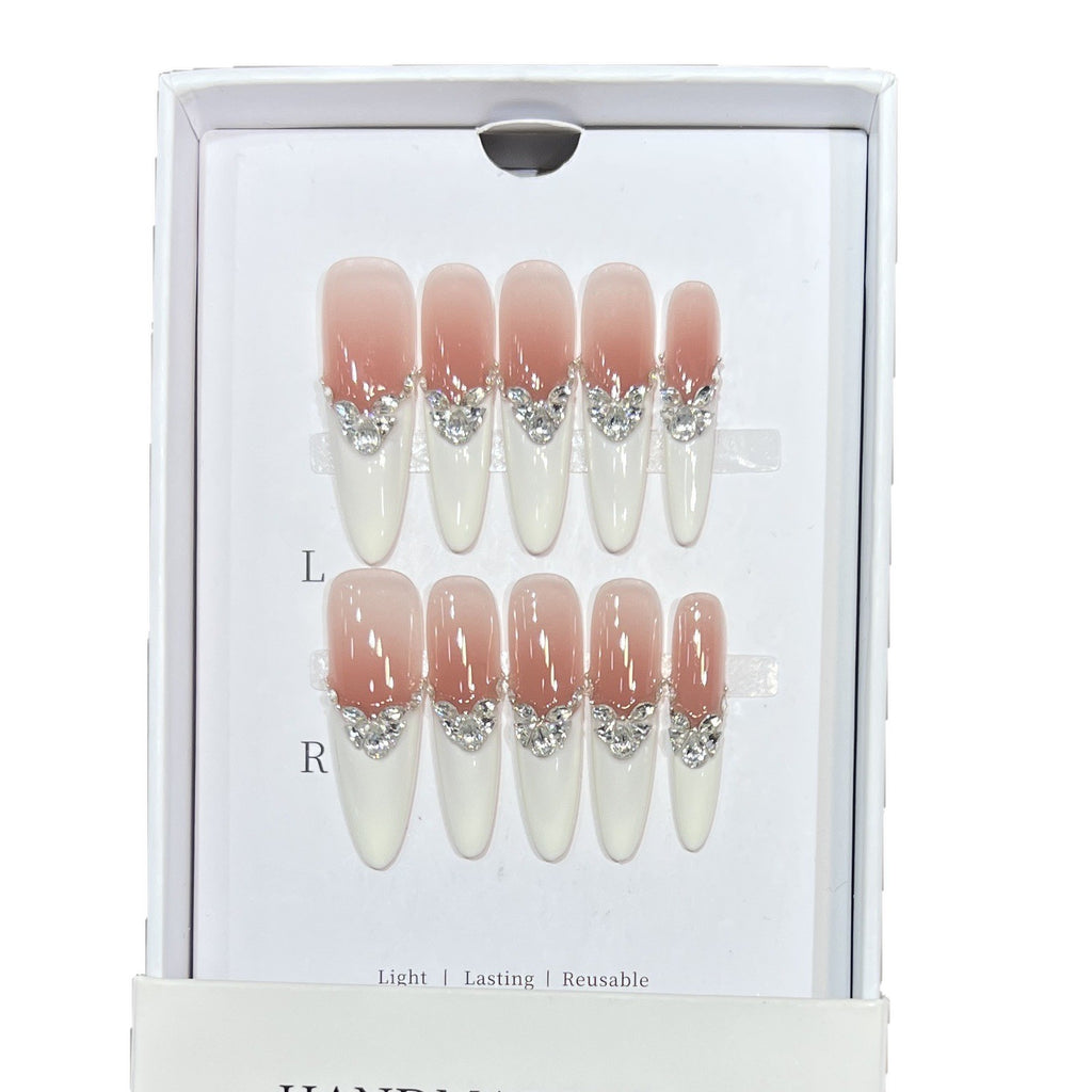 Les femmes de style français Les ongles à la main