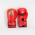 Boys Muay Thai boxe training avec un sac de frappe et des gants