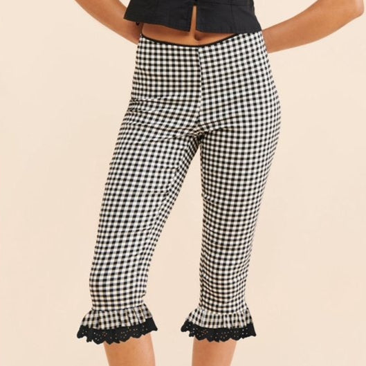Pantalons Capri pour femmes avec un hem en dentelle plissée