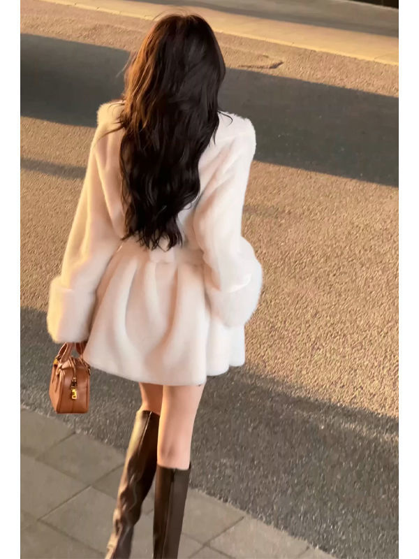 Manteau de fourrure mi-longueur de femmes avec un grand collier de fourrure et ceinture liée