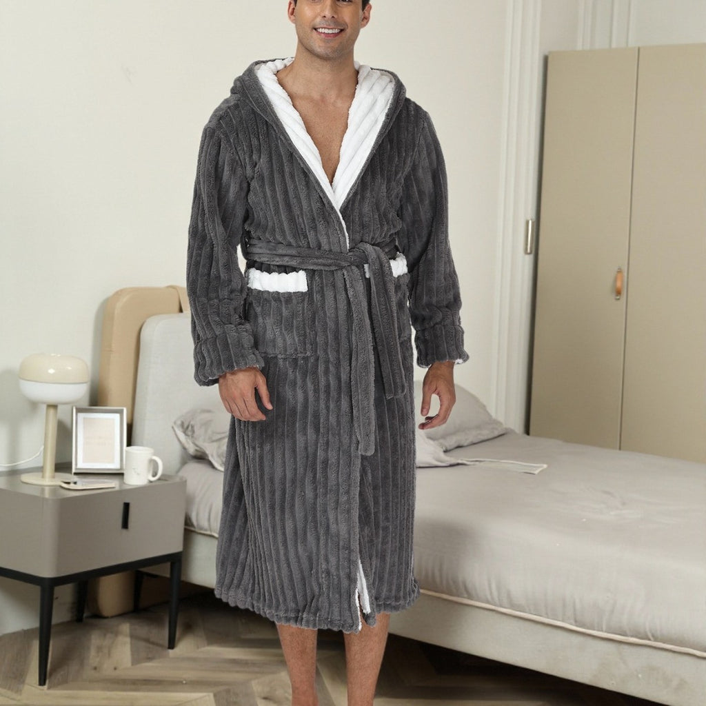 L'épaisse robe de nuit en dentelle à capuchon pour hommes