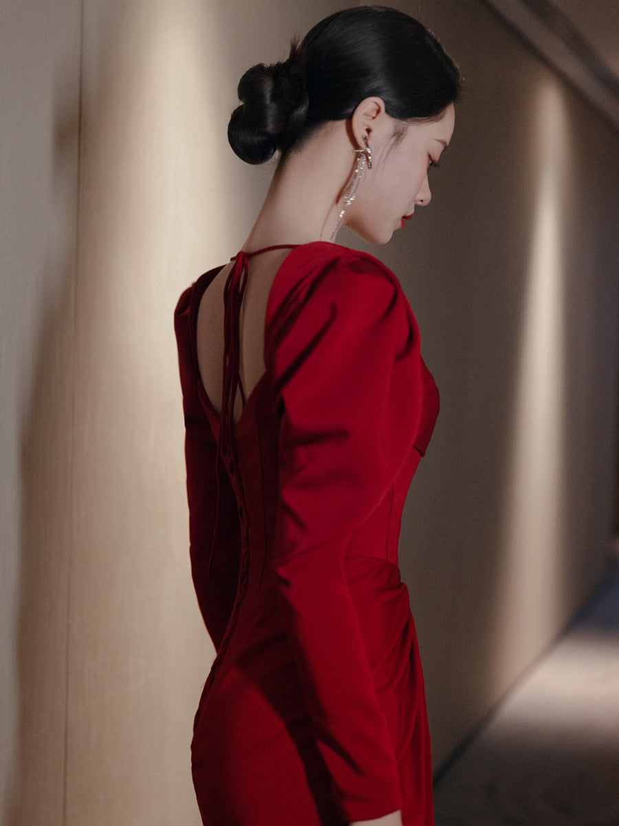 Robe de soirée satinée simple à manches longues en col carré de la mariée