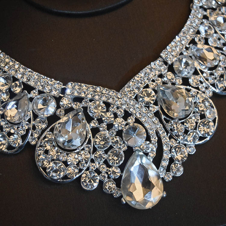 Robe de mariée Fleurs Accessoires de cheveux de mariage Accessoires Boucles d'oreilles Collier Couronne Thre