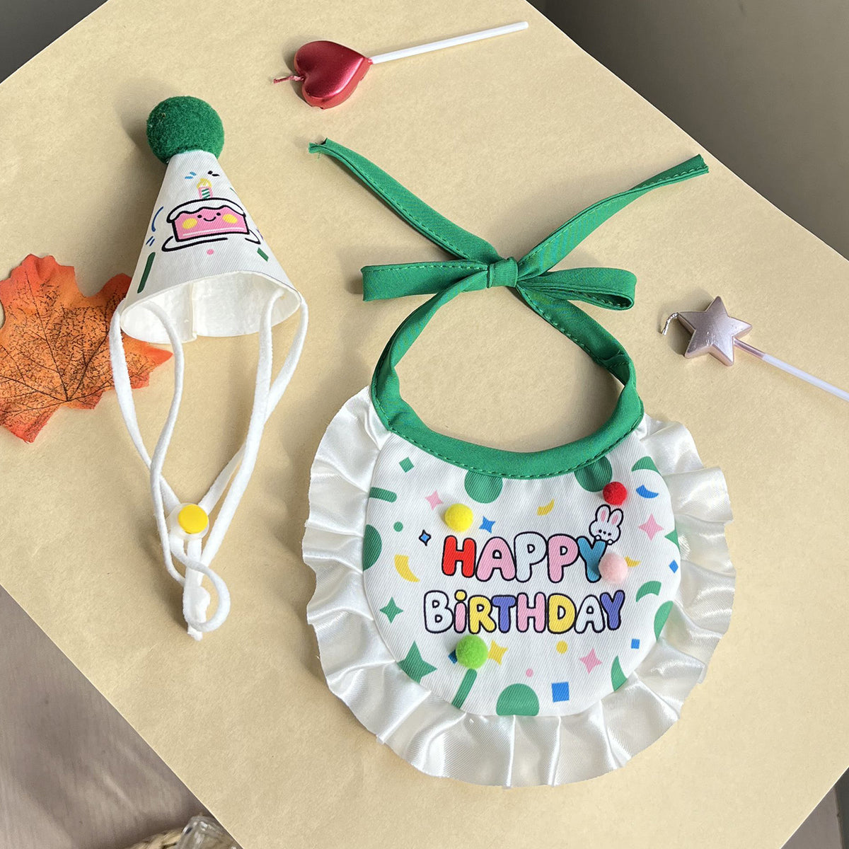 Chat et chien Chapeau d'anniversaire joyeux et ensemble de bib écharpe de cou