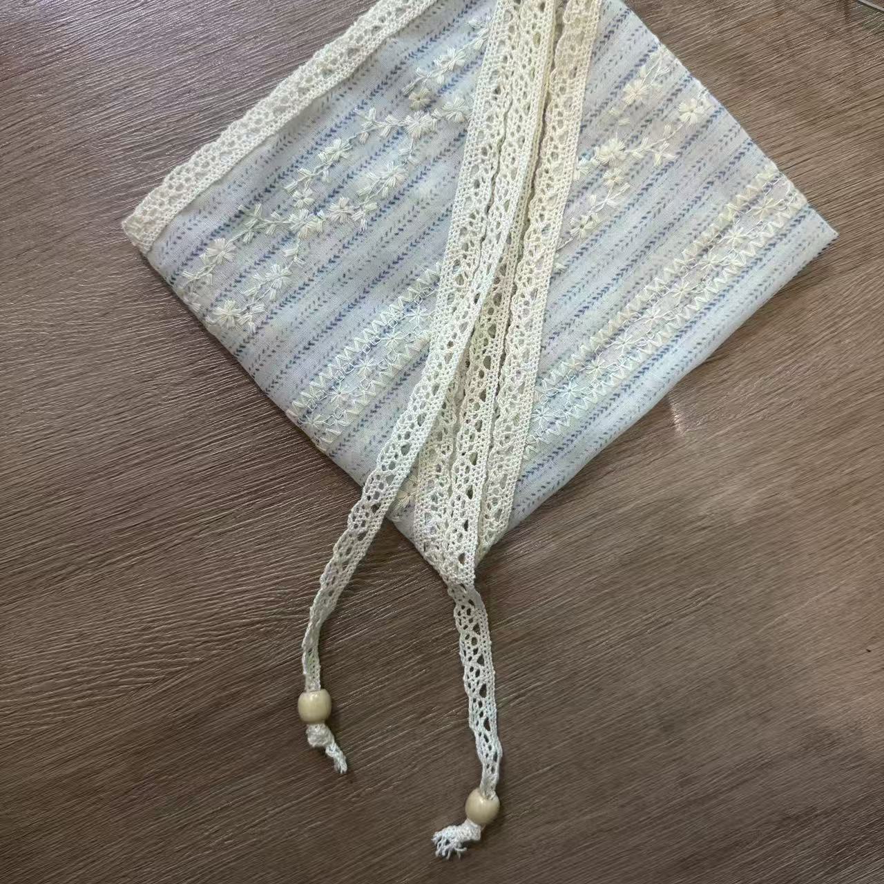 Écharpe de soie florale brodée en dentelle