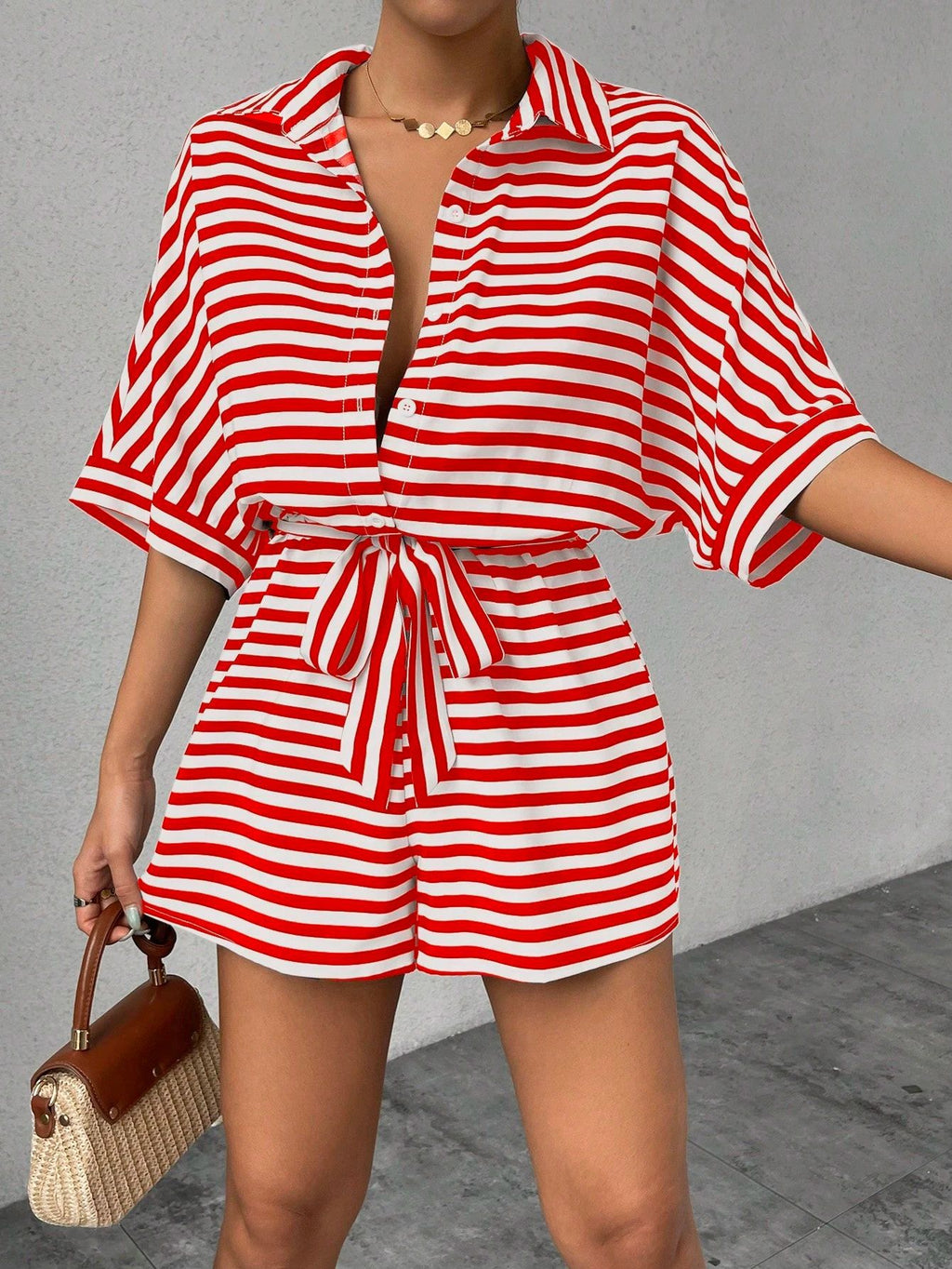 Maillot de saut rayé d'été doté d'un style de cardigan front-bouton de collier de lapel