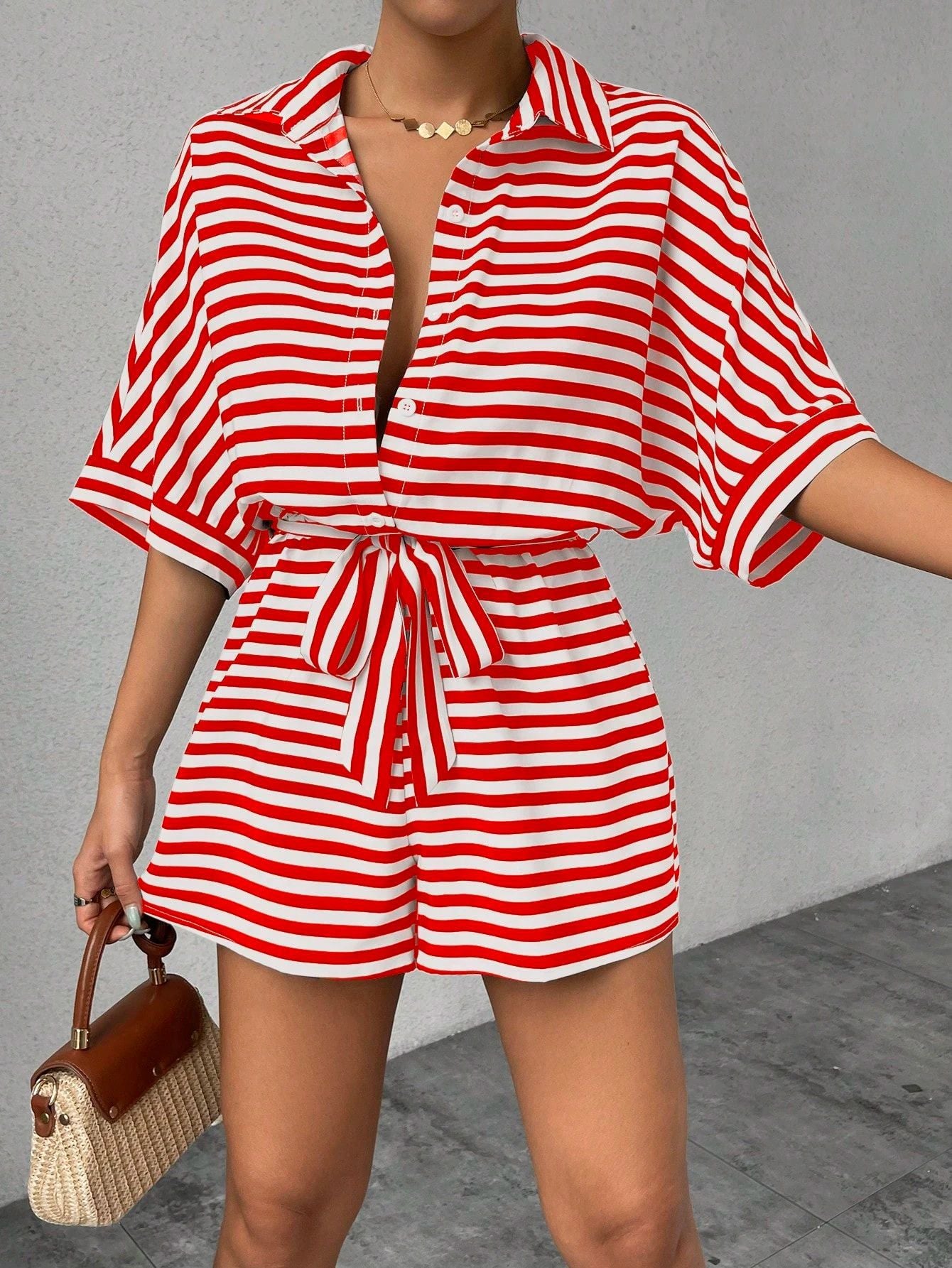 Maillot de saut rayé d'été doté d'un style de cardigan front-bouton de collier de lapel