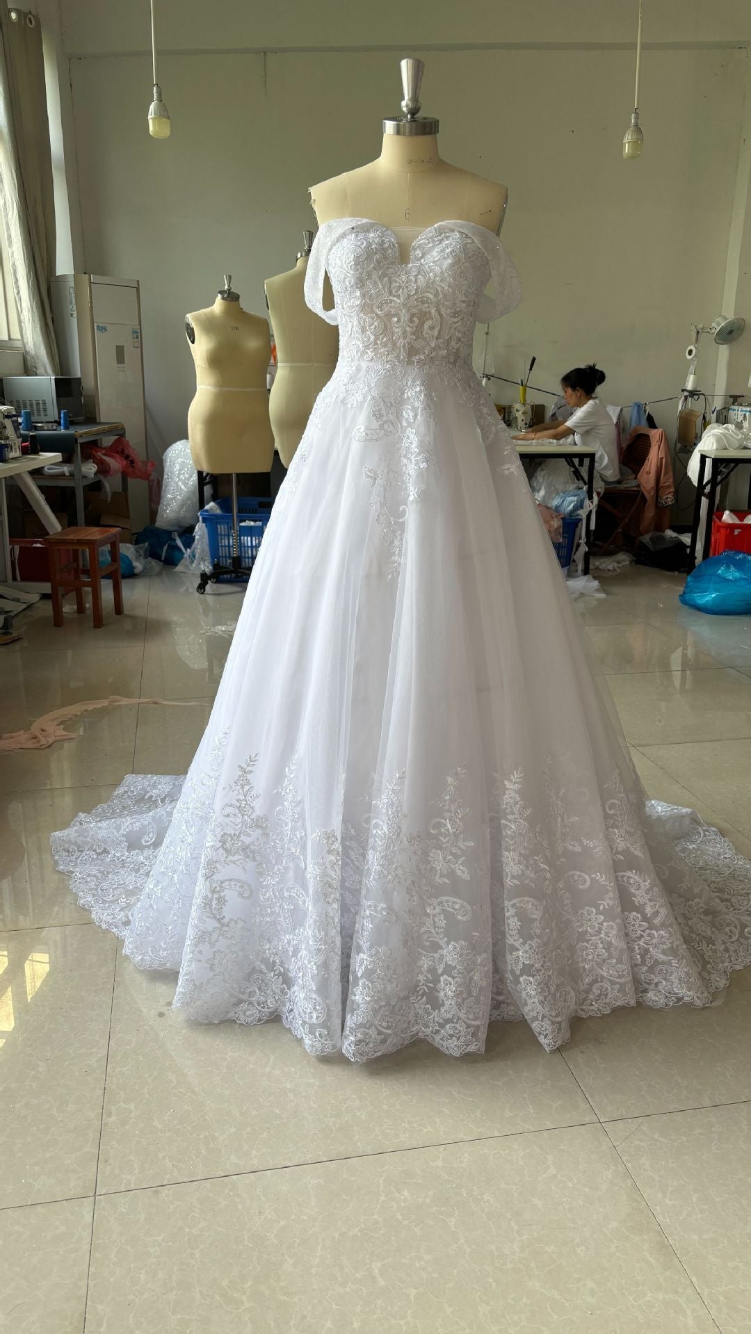 Robe de mariée principale hors épaule Élégante Style de cour de luxe de haute qualité