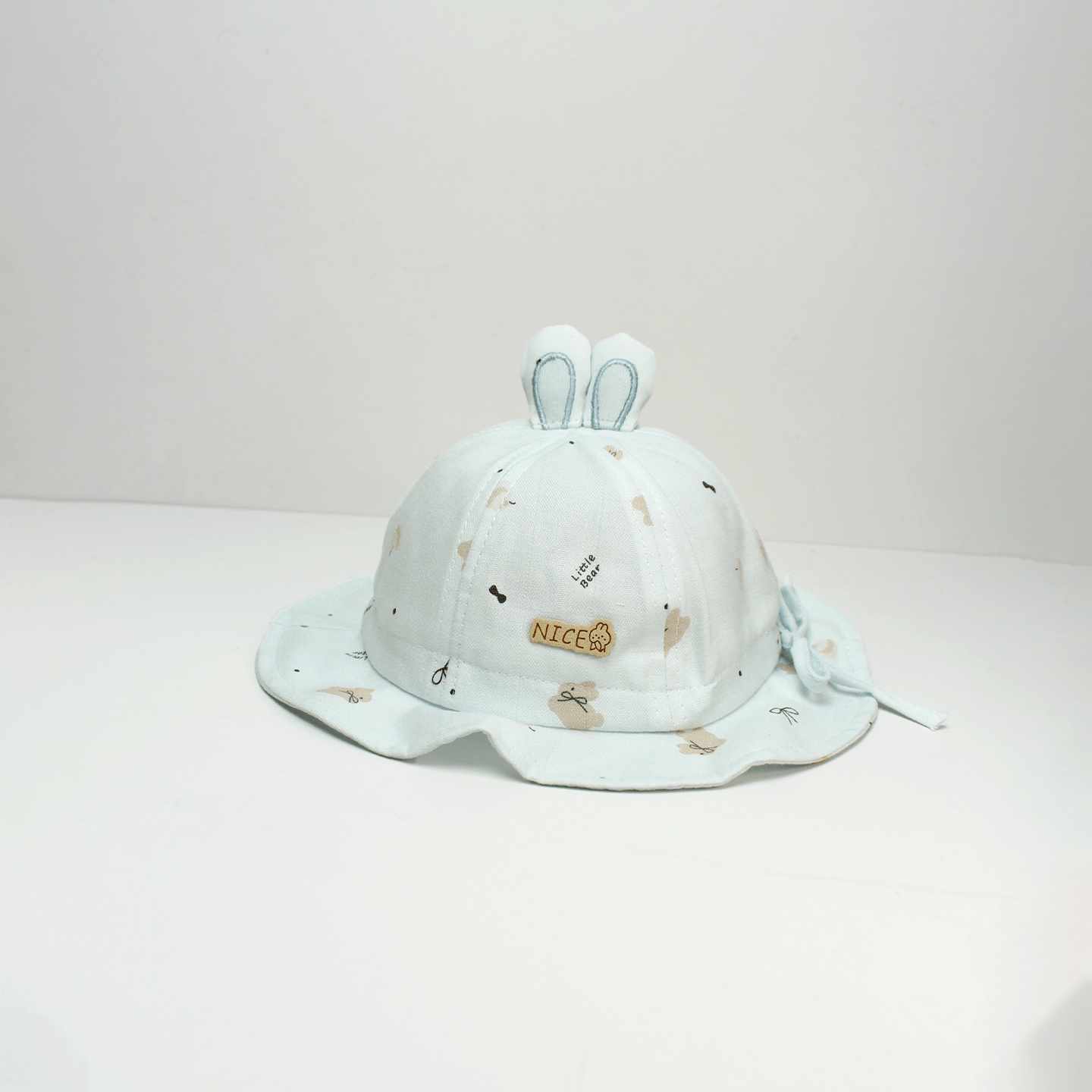 Les oreilles de lapin en peluche homme et femme avec le logo NlCE et le motif imprimé