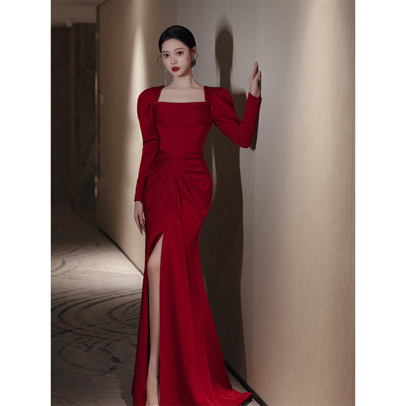 Robe de soirée satinée simple à manches longues en col carré de la mariée