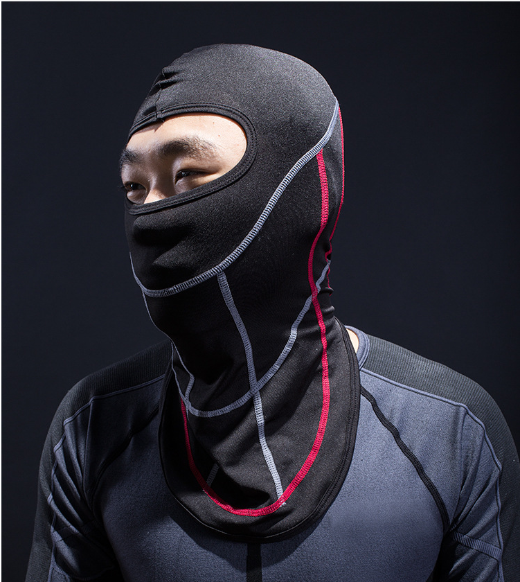 En extérieur, coupe-vent et coiffure chaude pour hommes