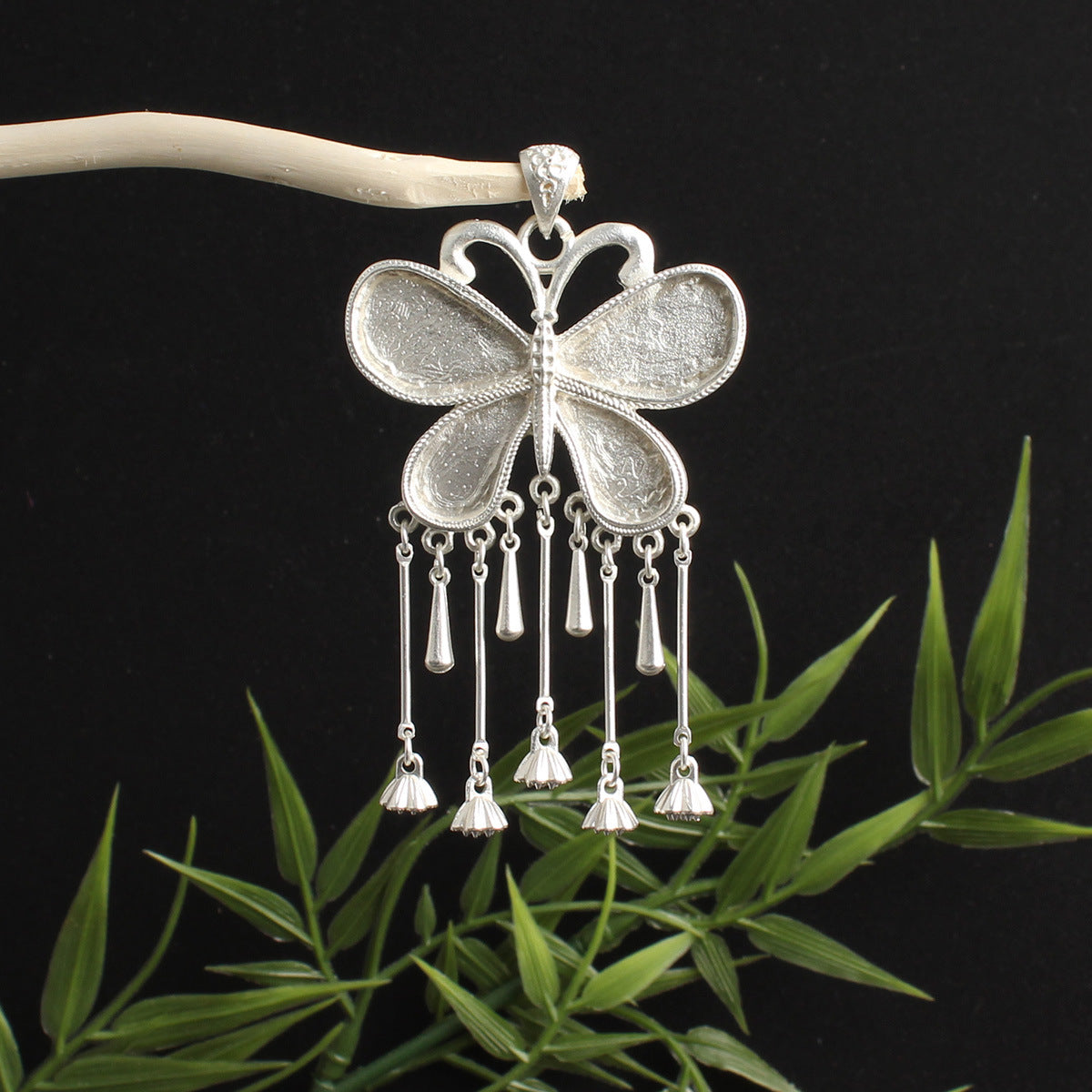 Pendentif papillon incrusté avec une cloche