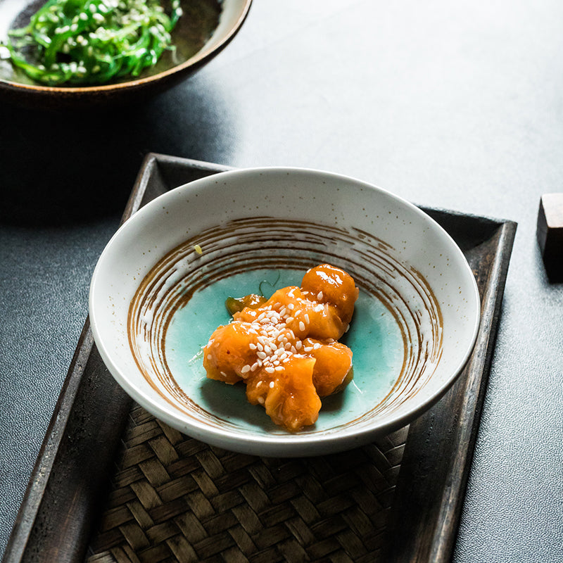Petit bol rond de style japonais avec assaisonnement de légumes