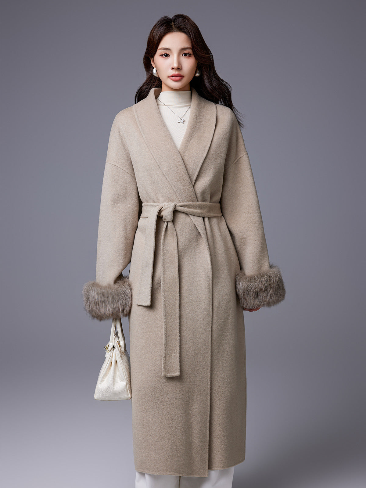 Manteau épais avec manches en fourrure de renard