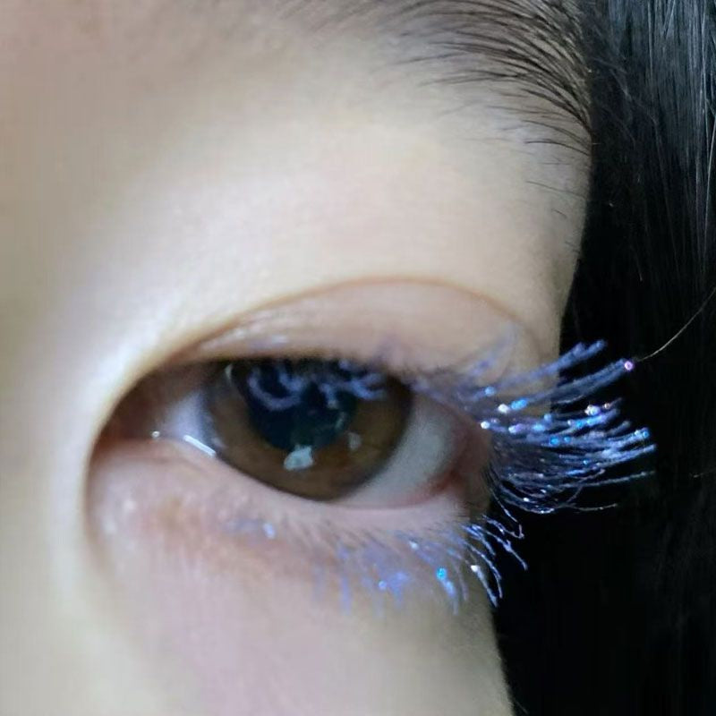 Les larmes vers le bas juste une Mascara bleue