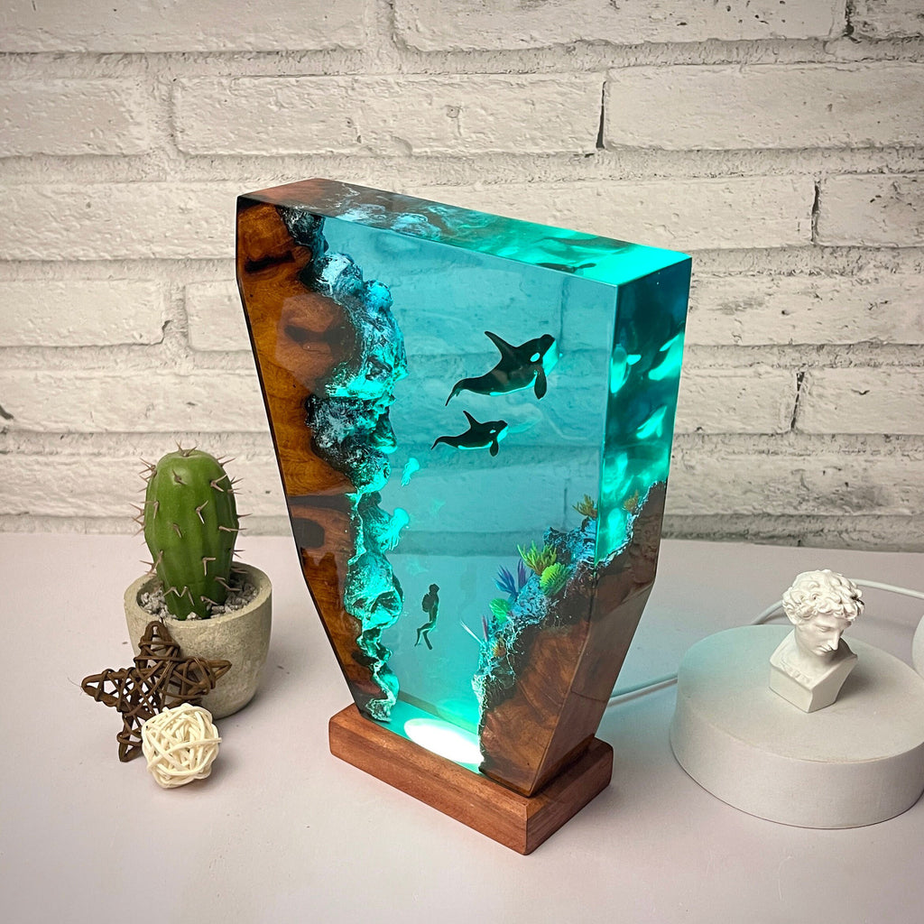 Lampe en résine pour bébé Orca de la famille des baleines océaniques