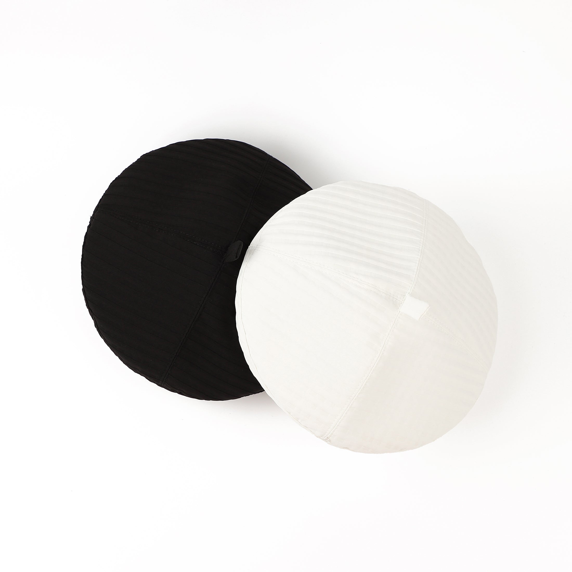 Le Solid Color Vertical-Striped plissé simple et fashionable Bonnet est approprié pour Out