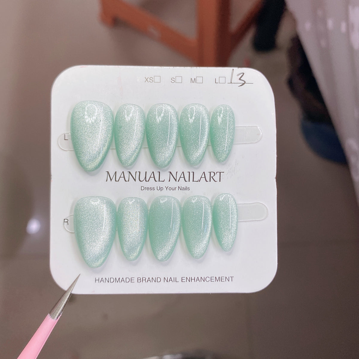 Conseils d'art sur ongles de gel appliqués à la main pour le séchage UVLED