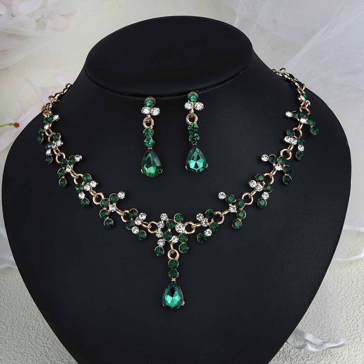 Boucles d'oreilles et colliers en Strass Pearl