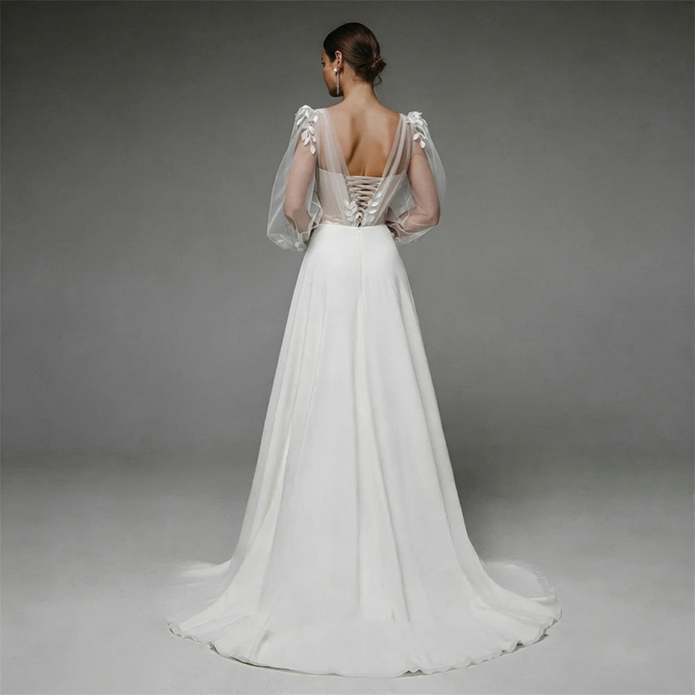 Robe de mariée en satin floral à manches longues à col en V