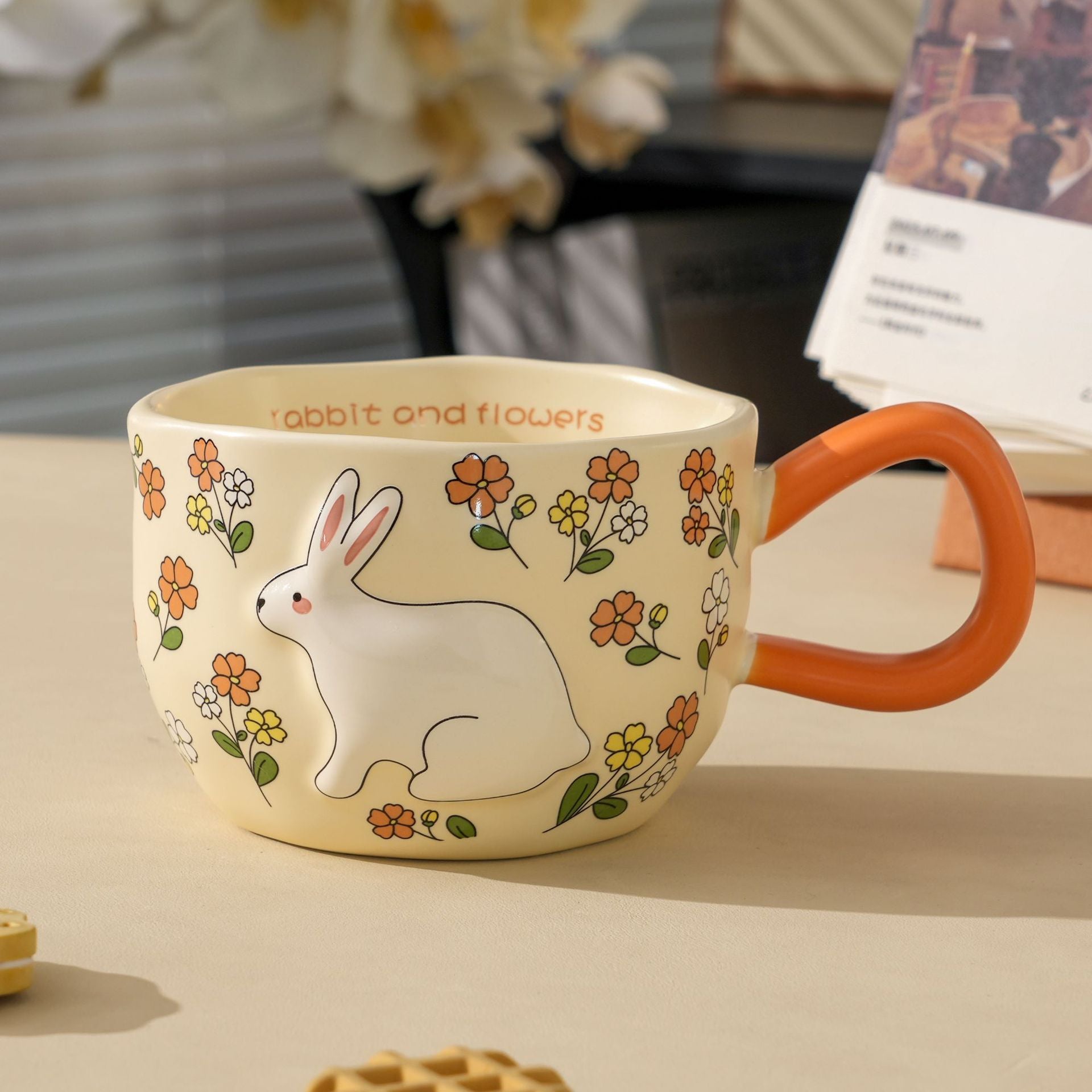 Mug en céramique de Rabbit Spirit sculptée avec un design floral