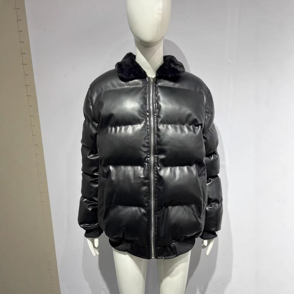 Veste en cuir de moto avec un lapel de mouton