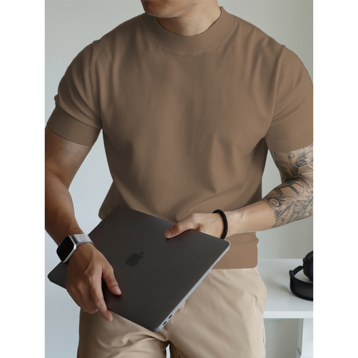 Costume de couleur unie avec un t-shirt en soie glacée d'été