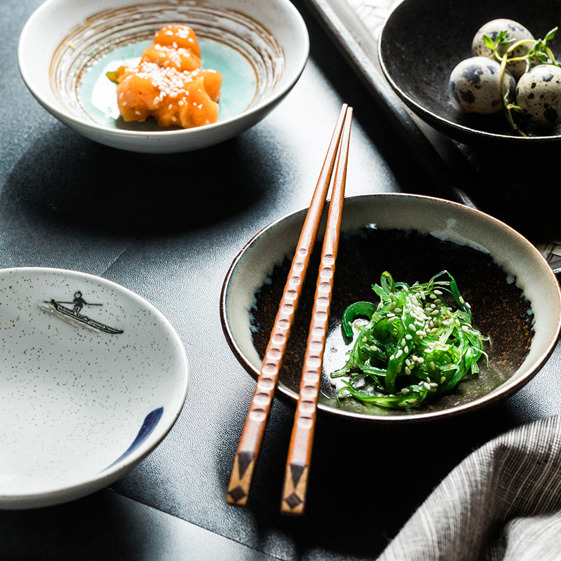 Petit bol rond de style japonais avec assaisonnement de légumes