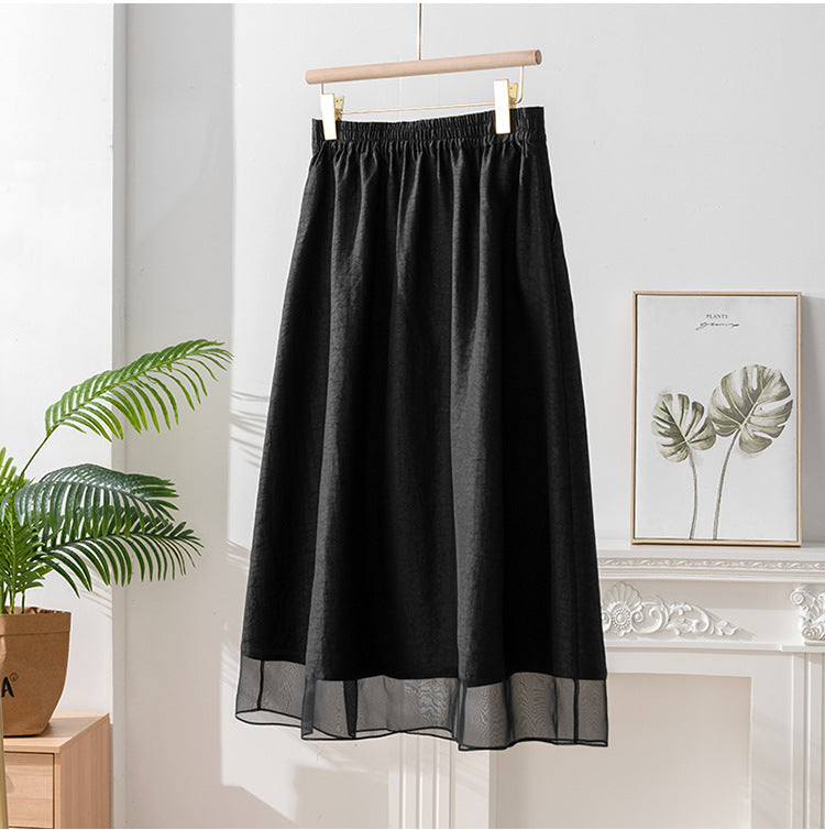 Jupe en soie noire mi-longueur courte poche élastique