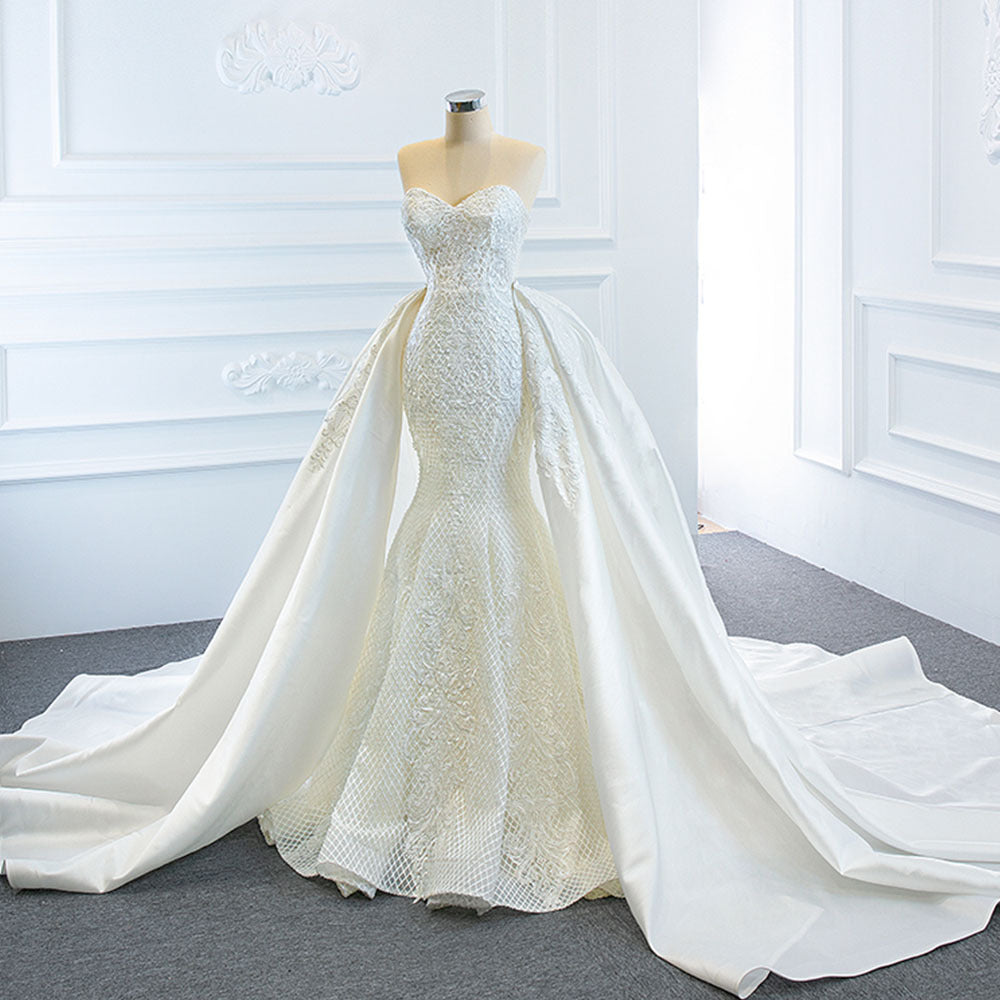 La robe de mariée porte deux sommets de queue de poisson