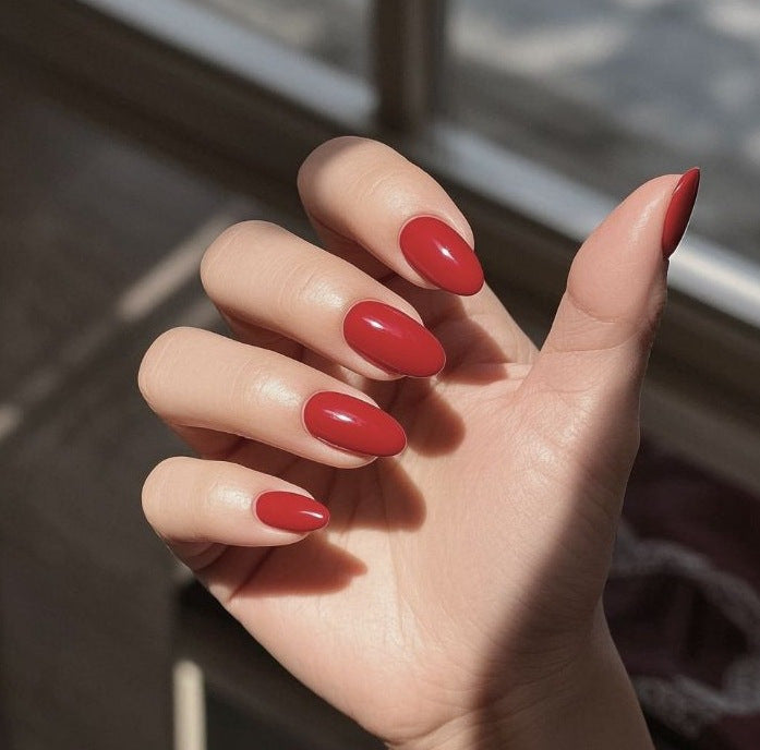 Les ongles artificiels en forme d'amandes longs de couleur solide pour femmes