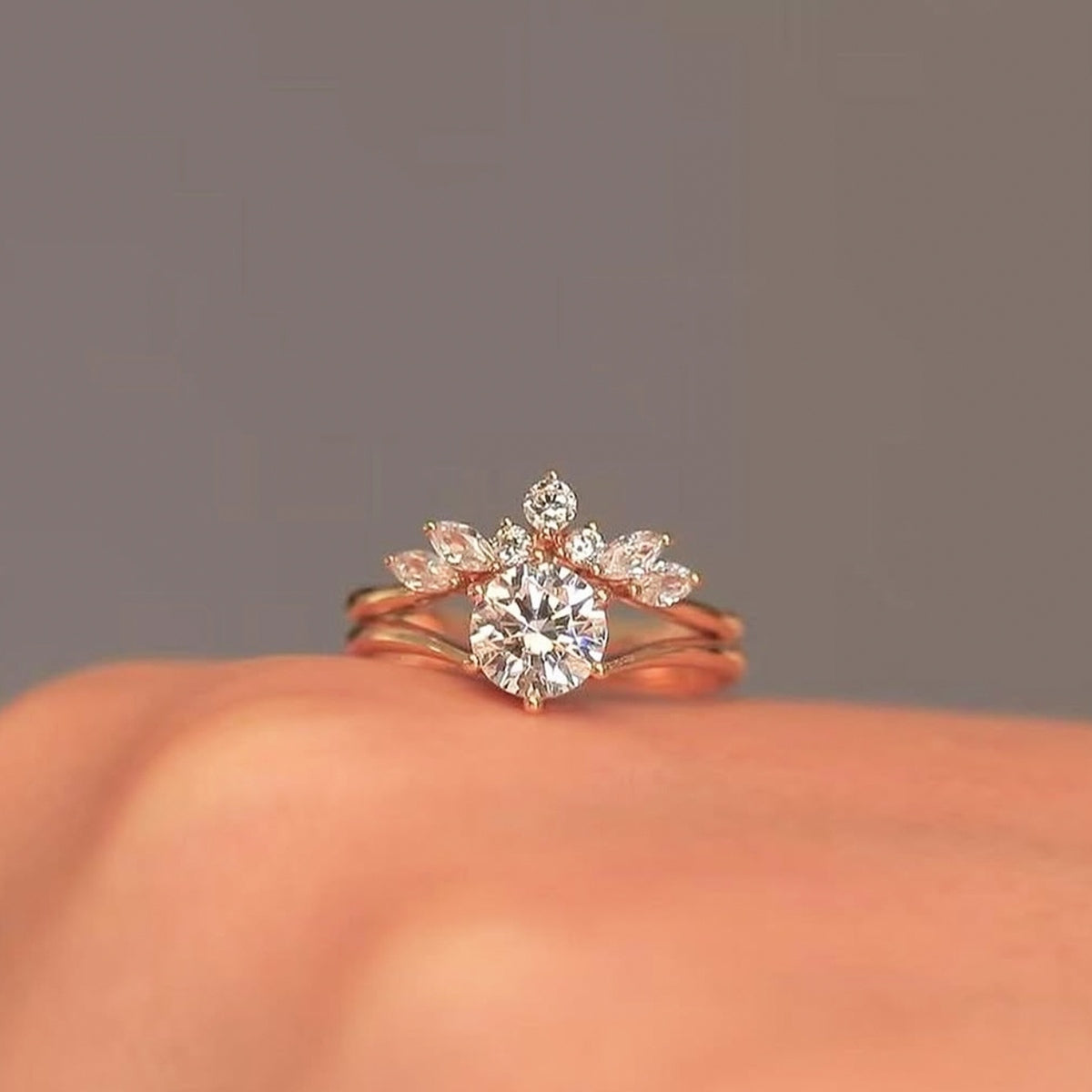 S925 Argent plaqué or 7,0mm Rond Moussanite Ensemble de mariée Couronne Bande Contour US 6-9 D Colo
