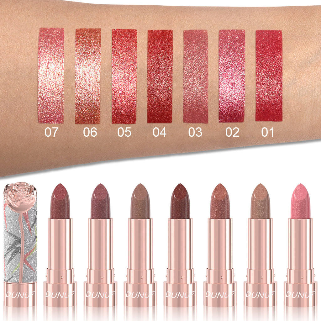 Rouge à lèvres perlescent métal-luster avec shimmer doré Et un effet tridimensionnel