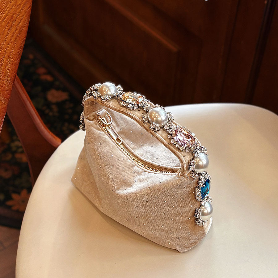 Perle opulente à pois et sac d'oreiller carré en strass style Chanel