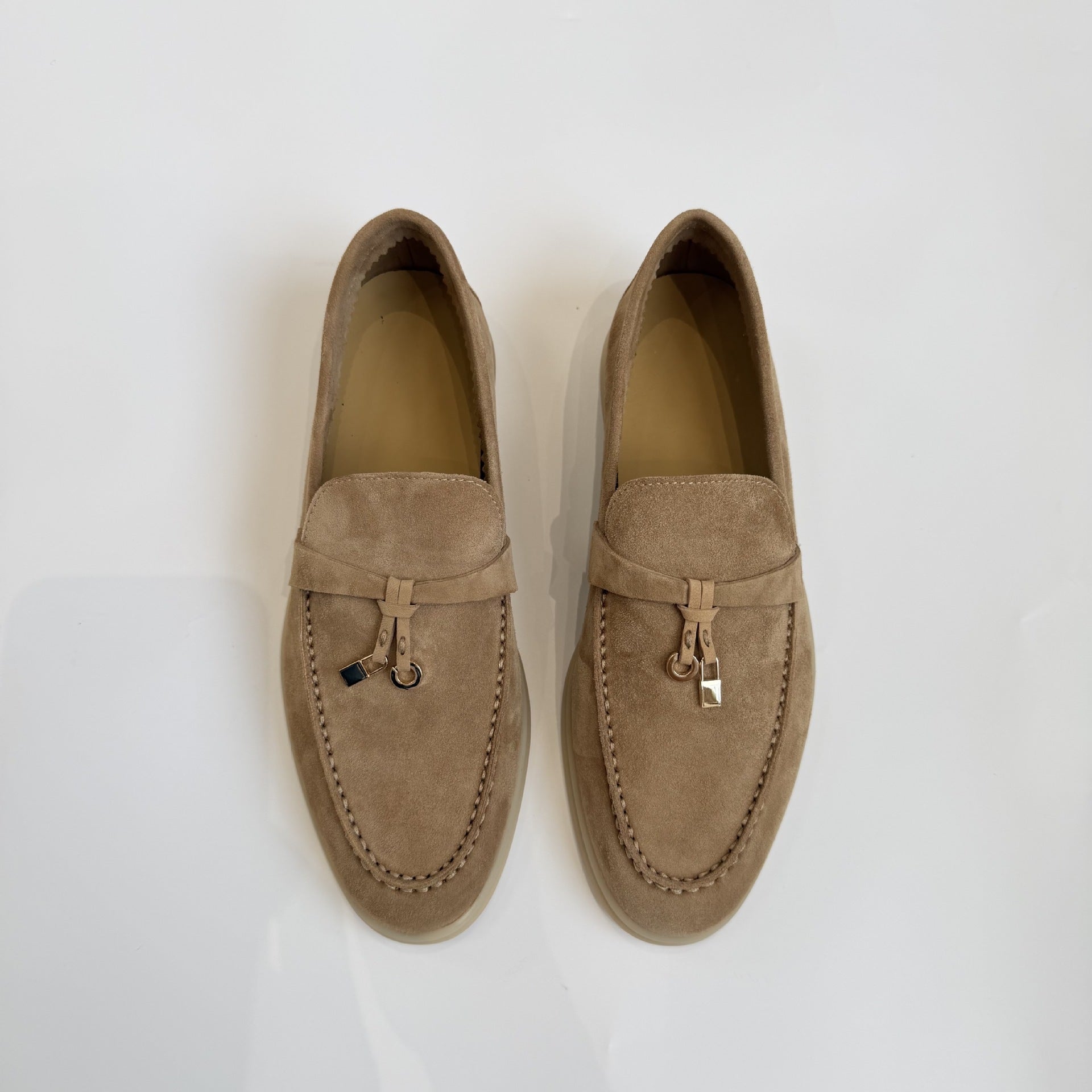 Chaussures en cuir doux à semelle en métal pour hommes