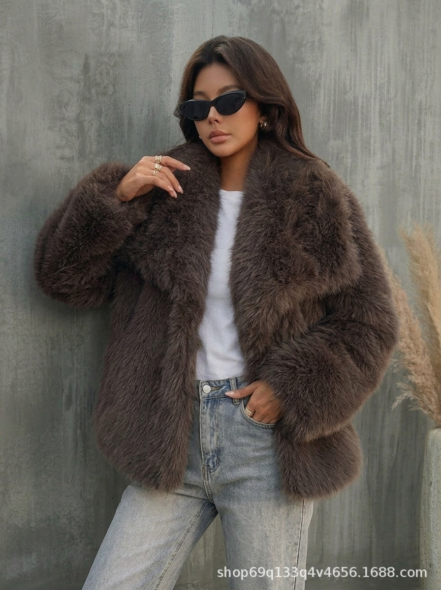 Manteau court fashionable pour femmes avec un grand lapel