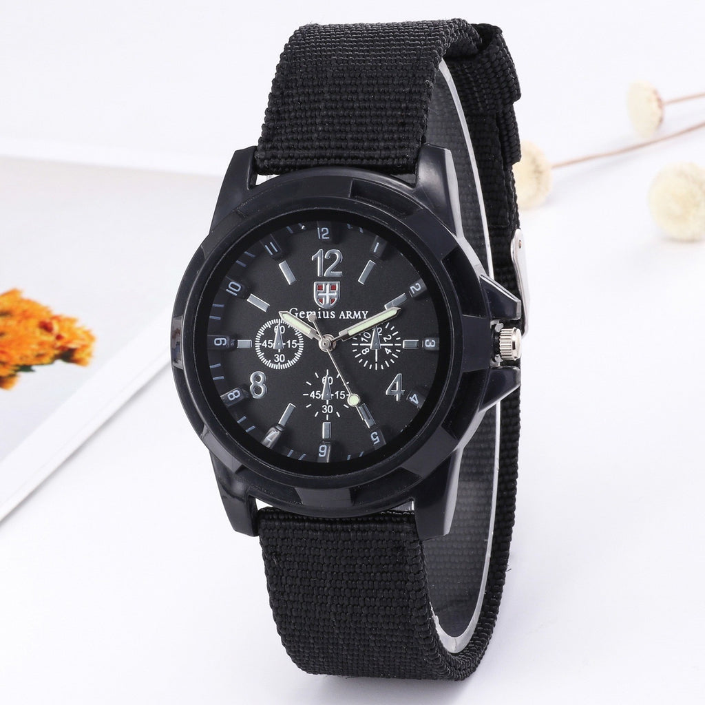 Fausse mode simple Ceinture en acier à trois yeux Montre Quartz