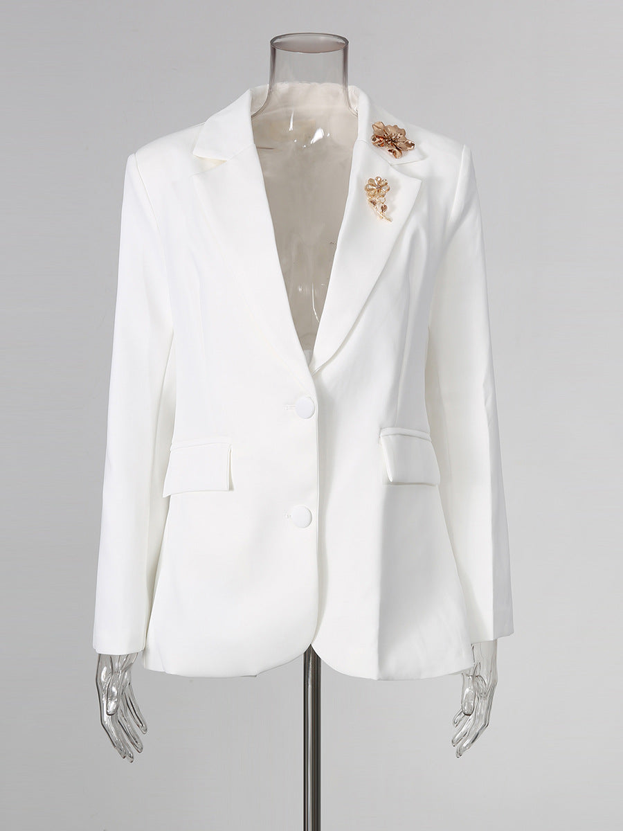 Blazer à dos ouvert avec des perles et détails floraux